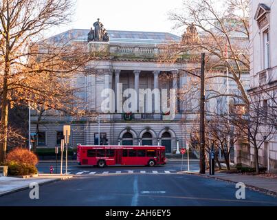An Allegheny County Port Authority bus on Forbes Avenue in front of the Carnegie Museum of Natural History, Pittsburgh, Pennsylvania, USA Stock Photo