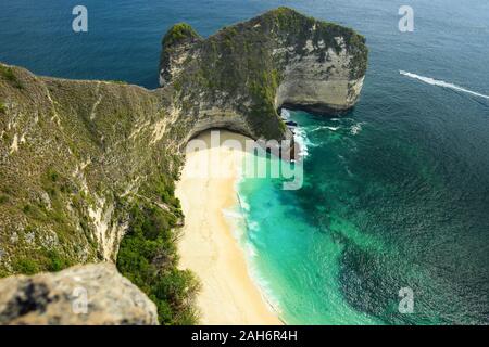 (Selective focus) View from above, stunning aerial view of a T-Rex shaped cliffs with the beautiful Kelingking Beach bathed by a turquoise sea. Stock Photo