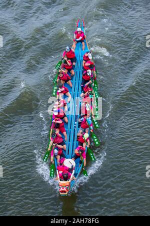 Dragonboat team racing during the 2019 Taipei Dragon Boat festival in Taipei taiwan Stock Photo