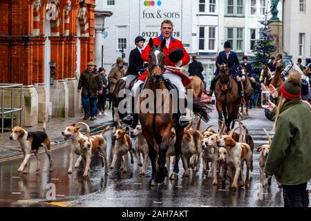 Lewes, UK. 26th December 2019.  Members of The Southdown and Eridge Hunt arrive for their annual Boxing Day meeting, Lewes, Sussex, UK.  Credit: Grant Rooney/Alamy Live News