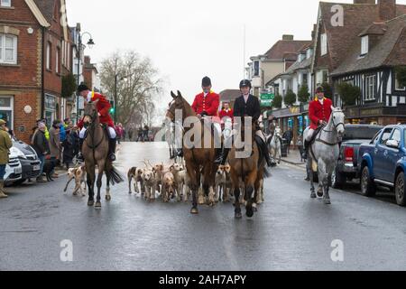 Tenterden, Kent, . 26th Dec, 2019. The annual Boxing Day meet of the Ashford Valley Tickham Hunt is taking place in the centre of Tenterden in Kent. Hounds and horses congregate at ‘The Vine Inn’ pub at 11am before heading down the high street to a packed audience. The weather is wet with drizzly rain. ©Paul Lawrenson 2019, Photo Credit: Paul Lawrenson/Alamy Live News