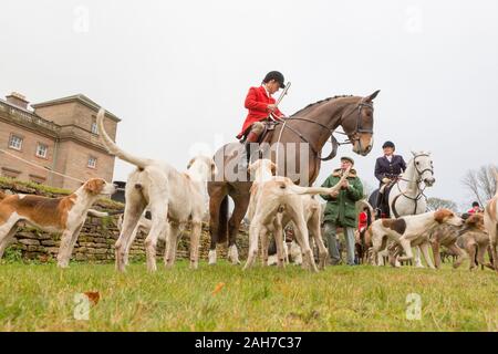 Hagley, Worcestershire, UK. 26th December 2019. The Albrighton and Woodland Hunt gathers at Hagley Hall on Boxing Day for its traditional annual meet. Peter Lopeman/Alamy Live News