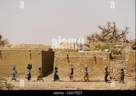 MALI,  Bandiagara, Dogonland, habitat of the ethnic group Dogon, Dogon village with clay houses and Baobab tree Stock Photo