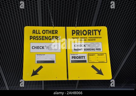 Airport PRIORITY BOARDING sign Stock Photo - Alamy