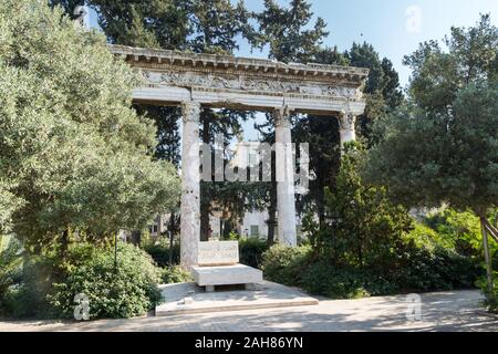 Tomb of the Unknown Soldier and Roman Columns near Beirut National Museum, Mathaf, Beirut, Lebanon Stock Photo