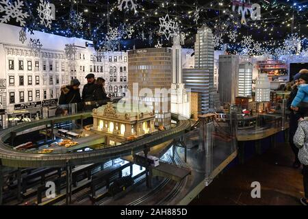 The Holiday Train Show at the New York Transit Museum in Grand Central Terminal. The Transit Museum’s display features Lionel trains traveling along a Stock Photo