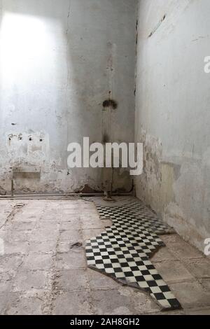 The remains of the tiles in one of the bathrooms at the abandoned Humberstone Saltpeter factory in the Atacama Desert, Northern Chile Stock Photo
