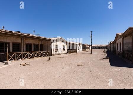 A street in the residential area of the abandoned Humberstone Saltpeter factory in the Atacama Desert, Northern Chile Stock Photo