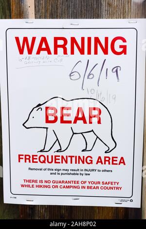 Warning sign Bear Country Stock Photo: 21684086 - Alamy