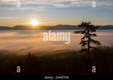 USA Virginia VA  Luray Shenandoah  River Valley ground fog covers the valley Page County sunrise Stock Photo
