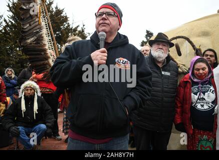 Mankato, Minnesota, USA. 26th Dec, 2019. Minnesota Gov. Tim Walz meets Dakota Indians in Mankato, MN, site of the largest mass execution in US history 157 years from today, offering his 'deepest apologies'' for what happened there on Dec. 26, 1862. The meeting marked the end of the Dakota's annual 325-mile, 18-day horseback ride to remember the hanging of 39 Dakotas who rose up against the US government after the US betrayed their treaties, failed to send promised rations, and white settlers refused to sell the starving Indians food. Credit: Miguel Juarez Lugo/ZUMA Wire/Alamy Live News Stock Photo