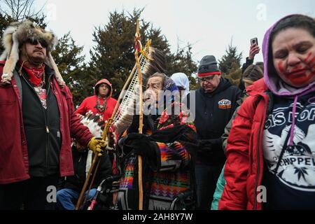 Mankato, Minnesota, USA. 26th Dec, 2019. A 90 year old Dakota elder addresses Dakota Indians in the Reconciliation Park in downtown Mankato, MN, site of the largest mass execution in US history, and the final stop on their annual 18-day, 325-mile ride on horseback to remember the hanging of 39 Dakotas ''” and later, two chiefs''” 157 years from today, who rose up after the US government betrayed their treaties, failed to send promised rations, and white settlers refused to sell the starving Indians food. Credit: Miguel Juarez Lugo/ZUMA Wire/Alamy Live News Stock Photo