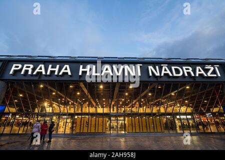 PRAGUE, CZECHIA - NOVEMBER 2, 2019: People standing in front of the entrance to Praha Hlavni Nadrazi main train station, with its iconic sign. It is t Stock Photo