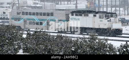 https://l450v.alamy.com/450v/2ah98cj/palmdale-california-usa-26th-dec-2019-metrolink-makes-its-way-through-the-heavy-snow-coming-down-along-the-14-freeway-in-palmdale-causa-thursday-dec-261019-the-winter-storm-closed-down-the-i-5-and-15-freeways-as-several-inches-of-snow-came-down-photo-by-gene-blevinszumapress-credit-gene-blevinszuma-wirealamy-live-news-2ah98cj.jpg
