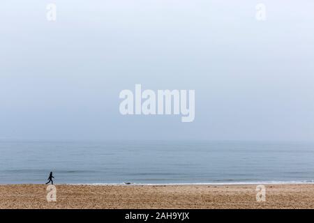 Strand, Spaziergaenger, Meer, Nebel, Wenningstedt, Sylt Stock Photo