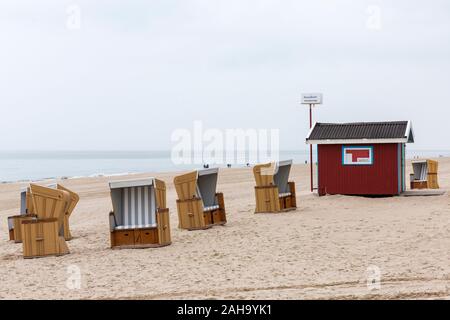 Strand, Strandkoerbe, Spaziergaenger, Meer, Wenningstedt, Sylt Stock Photo
