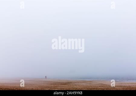 Strand, Meer, Nebel, Spaziergaenger, Wenningstedt, Sylt Stock Photo