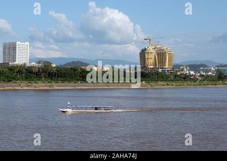 Sop Ruak, Thailand. 16th Oct, 2019. View over the Mekong River to the Kings Romans Casino in Laos in an economic special zone at the Golden Triangle. Credit: Sebastian Kahnert/dpa-Zentralbild/dpa/Alamy Live News Stock Photo