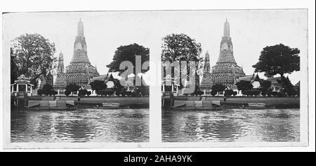 Wat Arun Ratchawararam Ratchawaramahawihan Wihan (Temple of dawn) stereoscopic photograph taken from the Chao Praya river in Bangkok around the year 1910. Photograph on dry glass plate from the Herry W. Schaefer collection. Stock Photo