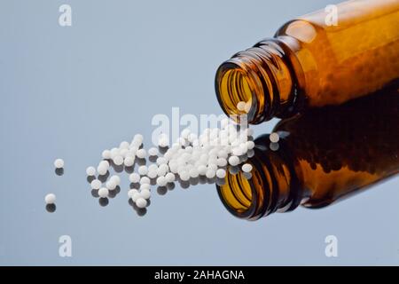 Globuli zur Behandlung von Krankheiten in der sanften, alternativen Medizin. Tabletten und Medikamente. Stock Photo