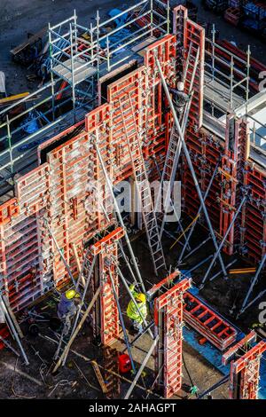 29.11.2019, Oberhausen, North Rhine-Westphalia, Germany - Construction workers working on a concrete formwork on a building site. 00X191129D013CAROEX. Stock Photo
