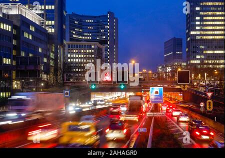 28.11.2019, Essen, North Rhine-Westphalia, Germany - Motorway A40 during rush hour traffic in Essen city centre, a ban on diesel vehicles is planned i Stock Photo