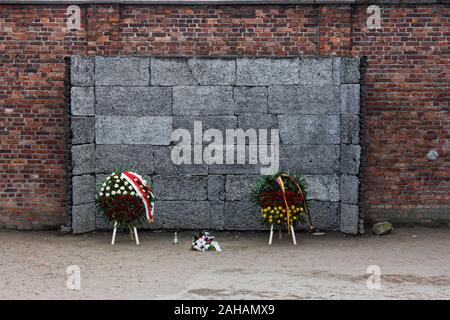 The reconstructed 'death wall' where thousands of people were shot at Auschwitz concentration camp, Oświęcim, Poland Stock Photo