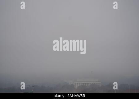 Washington, USA. 27th Dec, 2019. The Lincoln Memorial is shrouded in fog in Washington, DC, the United States, on Dec. 27, 2019. Credit: Liu Jie/Xinhua/Alamy Live News Stock Photo