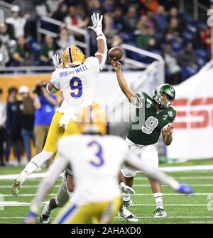 Detroit, Michigan, USA. 26th Dec, 2019. Eastern Michigan Quarterback MIKE GLASS III #9 passes the ball during a game between Pittsburgh and Eastern Michigan at Ford Field, Detroit, Michigan. Pitt Panthers won the game 34-30. Credit: Scott Hasse/ZUMA Wire/Alamy Live News Stock Photo