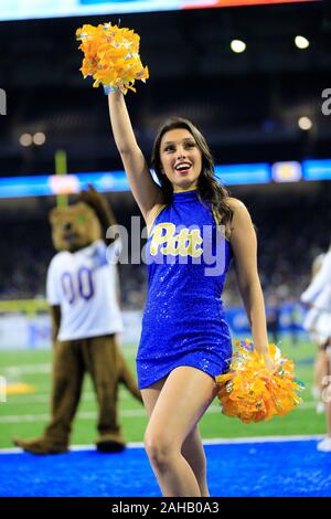 Detroit, Michigan, USA. 26th Dec, 2019. Pittsburgh Panthers cheerleader performs prior to kickoff at the NCAA Quick Lane Bowl game between the Eastern Michigan Eagles and the Pittsburgh Panthers at Ford Field in Detroit, Michigan. JP Waldron/Cal Sport Media/Alamy Live News Stock Photo
