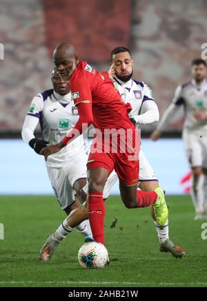 ANTWERP, BELGIUM - DECEMBER 27: Didier Lamkel Ze of Antwerp battles for the ball with Kemar Roofe of Anderlecht during the Jupiler Pro League match day 21 between Royal Antwerp FC and RSC Anderlecht on December 27, 2019 in Antwerpen, Belgium. (Photo by Vi Stock Photo