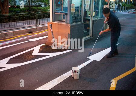 20 12 2019 Singapore Singapore A Worker Paints The Arrow Of A Road Marking With Special Road Marking Paint 0sl191220d001caroex Jpg Model Relea Stock Photo Alamy