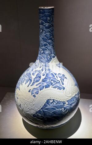 Chinese porcelain: Blue and white bottle with design of seawaves and dragon - Yongzheng reign of Qing (1723-1735 AD). Wuhan Museum, China Stock Photo