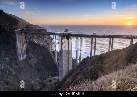 Sun setting over Bixby Creek Bridge and the Pacific Ocean Stock Photo