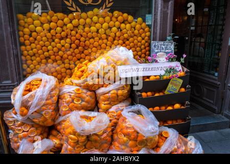 Pile of fresh-squeezed oranges at a juicery, Stockholm, Sweden Stock Photo