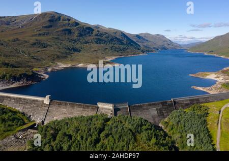 Mullardoch Hydro Electric dam, built in 1951, in Glen Cannich.  Showing Loch Mullardoch stretching out west behind the mass gravity concrete dam. Stock Photo