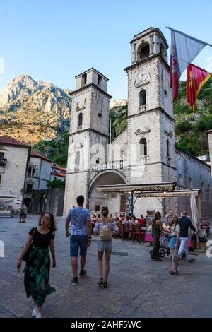 St Tryphon's Cathedral (Katedrala Sv Tripuna) in the eponymous square (Trg Sv Tripuna) and the city fortifications above: Kotor, Montenegro Stock Photo