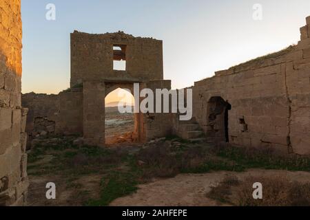 The main entrance to the ancient Caravanserai in the desert Stock Photo