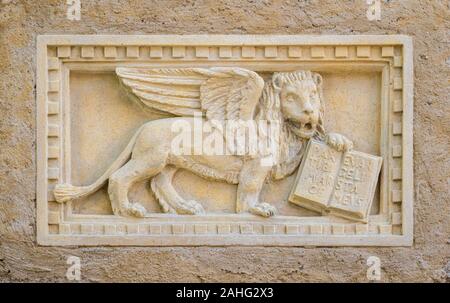 Lion of Saint Mark, symbol of the Serenissima Republic, in the town of Lazise on Lake Garda. Province of Verona, Veneto, Italy. Stock Photo