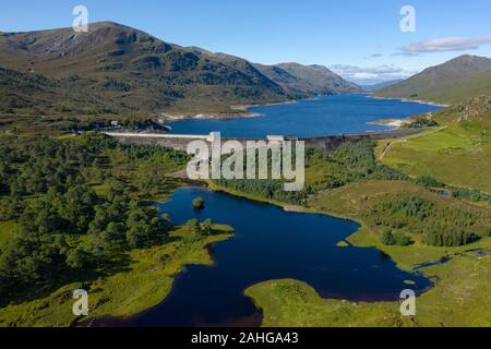 Mullardoch Hydro Electric dam, built in 1951, in Glen Cannich.  Showing Loch Mullardoch stretching out west behind the mass gravity concrete dam. Stock Photo