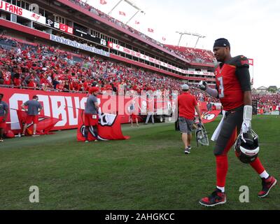 Tampa, Florida, USA. 29th Dec, 2019. Tampa Bay Buccaneers running back  Peyton Barber (25) runs with the ball during the NFL game between the  Atlanta Falcons and the Tampa Bay Buccaneers held