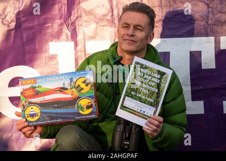 Denham, UK. 29th December 2019. Stand for the Trees, a Walk for Wildlife and Water, organised by Chris Packham and supported by Extinction Rebellion, #ReThinkHS2, Save the Colne Valley, STOP HS2 and Hillingdon Green Party. Speakers described the threats to the habitats that are the homes of endangered eels, bats, otters, water voles, the loss of 28,000 trees to HS2 and the chalk aquifer that contributes to much of London’s water. Pictured, Chris Packham. Credit: Stephen Bell/Alamy Stock Photo