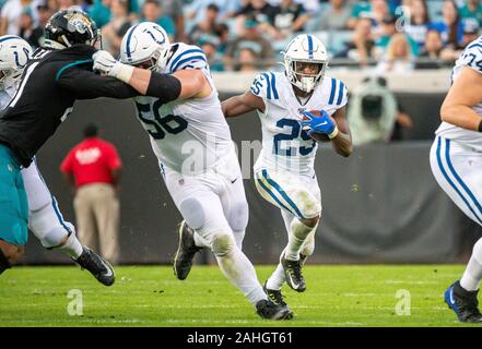 Jacksonville, FL, USA. 29th Dec, 2019. Indianapolis Colts running back Marlon Mack (25) runs with the ball during 1st half NFL football game between the Indianapolis Colts and the Jacksonville Jaguars at TIAA Bank Field in Jacksonville, Fl. Romeo T Guzman/CSM/Alamy Live News Stock Photo