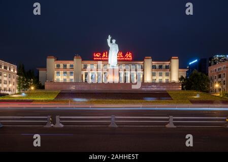 Chengdu, Sichuan province, China - June 27, 2019 : Mao statue and Sichuan Science and technology museum illuminated at night in Tianfu Square Stock Photo