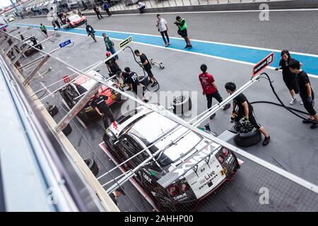 Buriram, Thailand - 28 June 2019 : Chang SuperGT race match, many racing team practicing to changing the wheels in the pit stop before match start Stock Photo