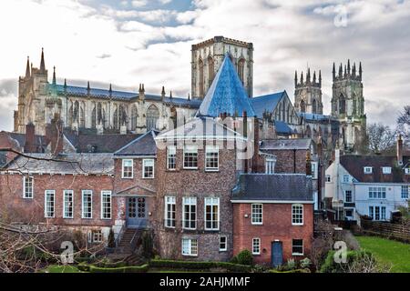 YORK CITY ENGLAND THE MINSTER TOWERS IN WINTER OVERLOOKING GRAYS COURT HOTEL Stock Photo