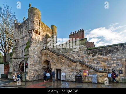 YORK CITY ENGLAND THE OLD CITY WALLS AND BOOTHAM BAR OR GATE WITH STATUES Stock Photo