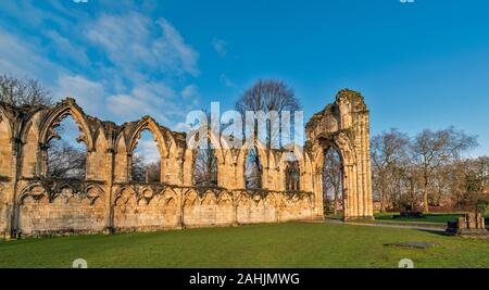 YORK CITY ENGLAND THE RUINS OF ST MARYS ABBEY THE REMAINS OF WINDOWS AND WALL Stock Photo