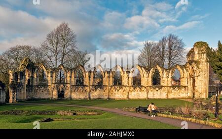 YORK CITY ENGLAND THE RUINS OF ST MARYS ABBEY THE REMAINS OF WINDOWS AND WALLS Stock Photo