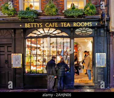 YORK CITY ENGLAND WINTERS EVENING AND BETTYS CAFE TEA ROOMS STONEGATE Stock Photo